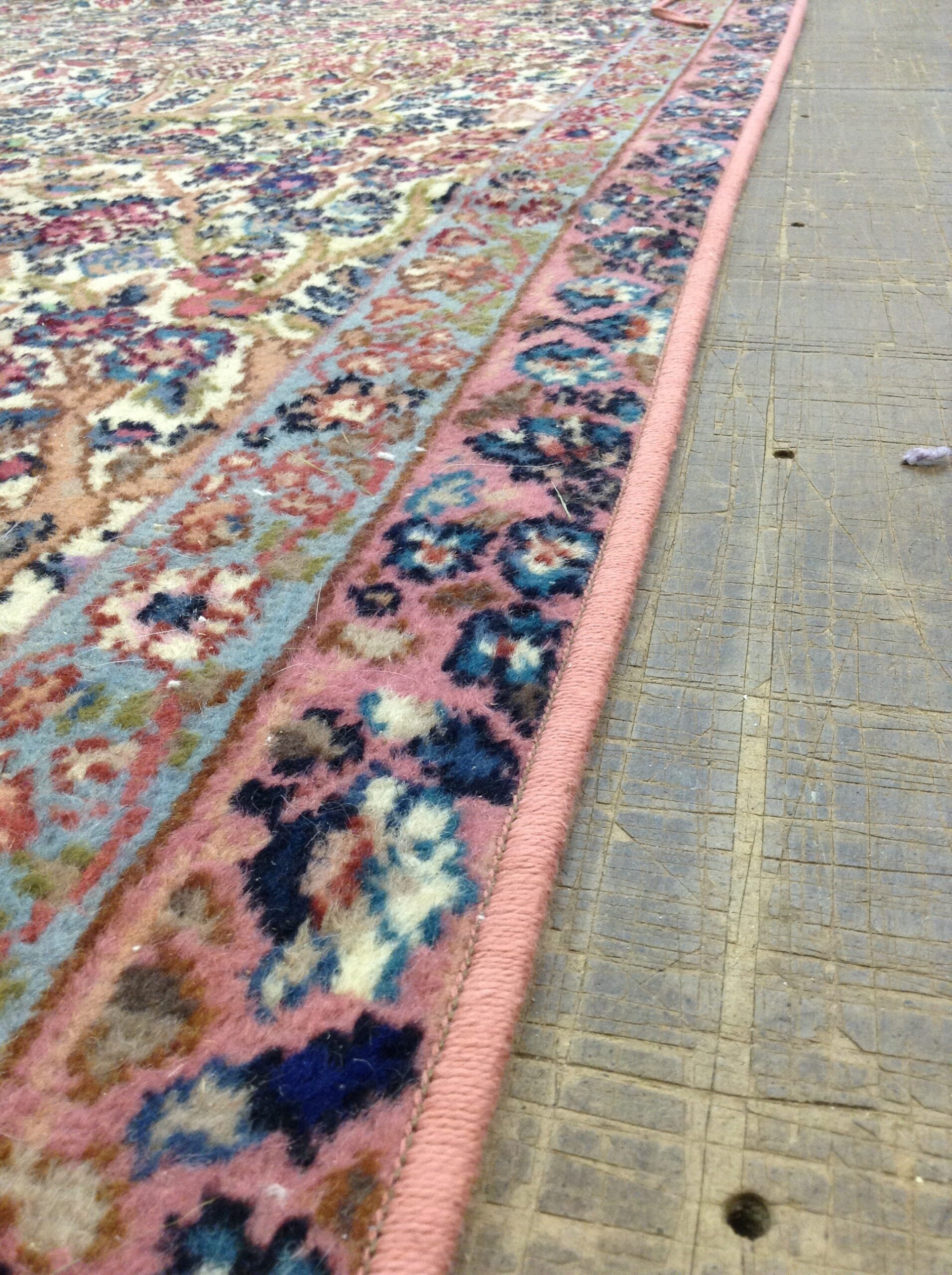 Serged patterned rug edge